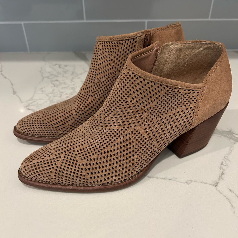 Lucky Brand Zeshia Bootie‎ “Latte” Light Brown Suede Size 8, New Without Box